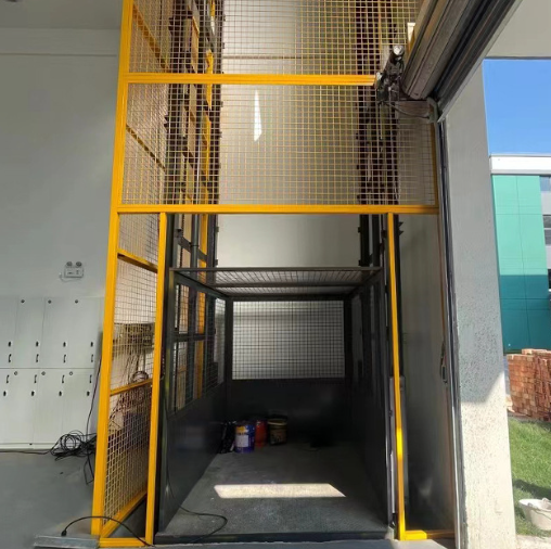 长泰导轨式升降机助力物流园破解运输难题