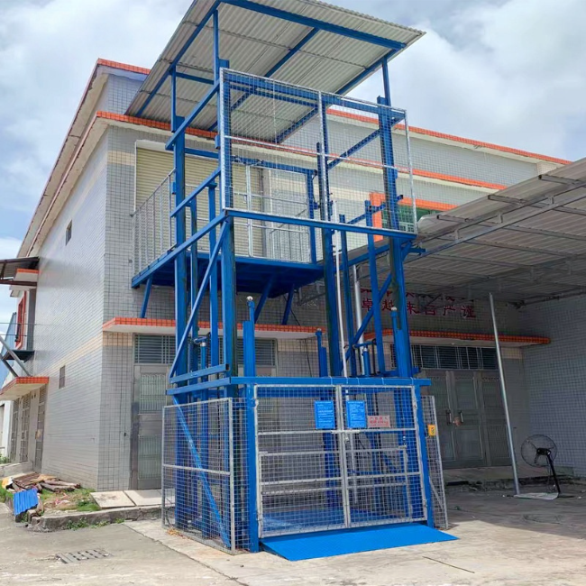 长泰建材厂室外升降货梯安装