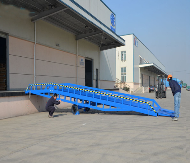 长泰移动式登车桥应用